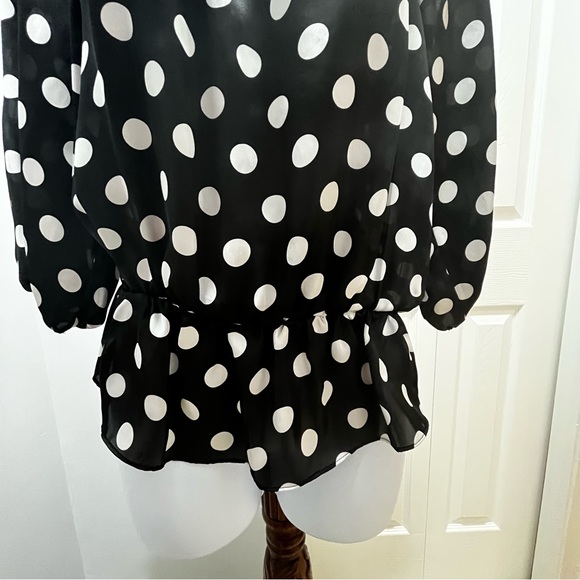 SOLD!🔥Vince Camuto Blouse; Size:XS; Color: Black and White Polka Dot. - Picture 3 of 7
